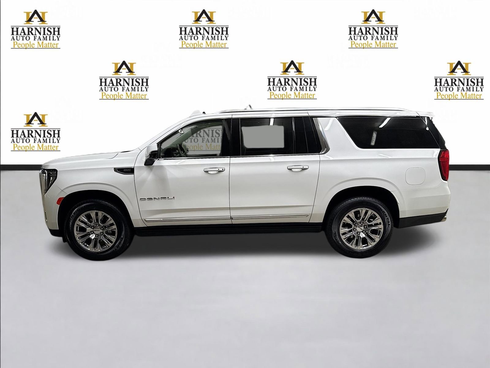 Used 2021 GMC Yukon XL Denali w/ Denali Premium Package AWD/4WD image 9