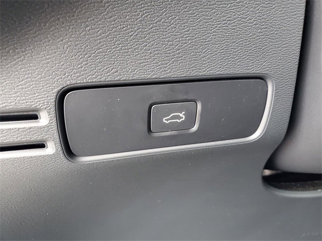 Used 2025 Volvo XC40 B5 Core image 17