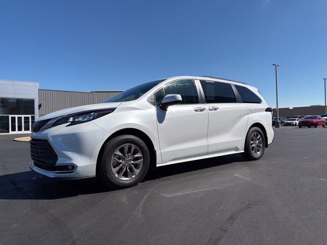 Used 2023 Toyota Sienna XLE w/ XLE Plus Package FWD image 3