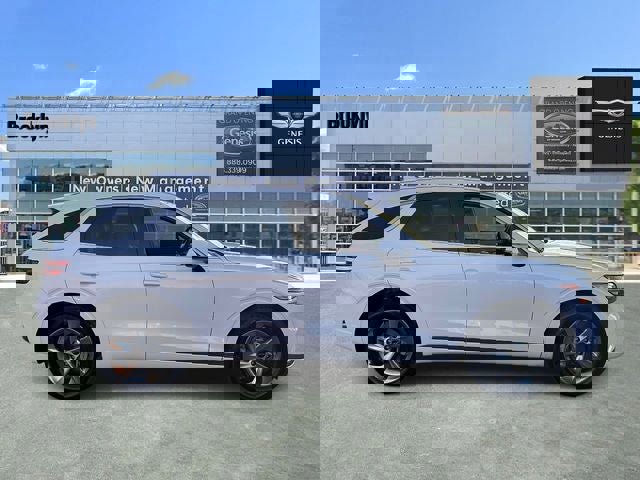 Used 2026 Genesis GV70 2.5T Select image 2