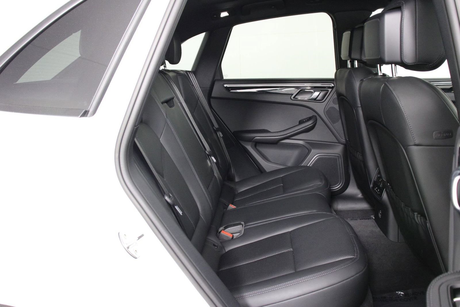 Certified 2025 Porsche Macan image 32