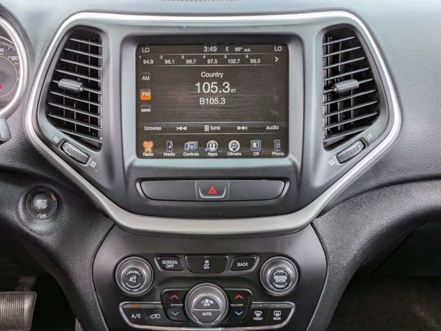 Used 2018 Jeep Cherokee Latitude Plus w/ Comfort/Convenience Group FWD image 19
