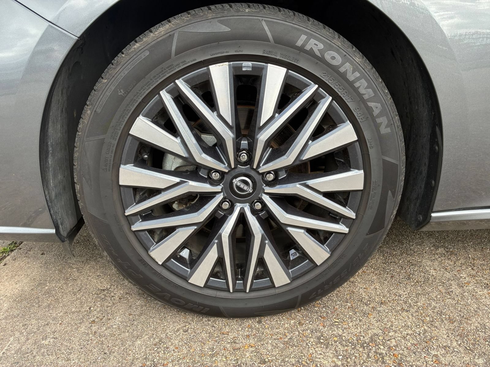 Used 2025 Nissan Altima 2.5 SV FWD image 29