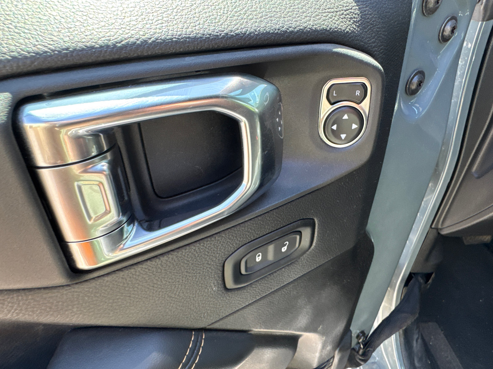 Used 2025 Jeep Wrangler Unlimited Sahara w/ Safety Group AWD/4WD image 12