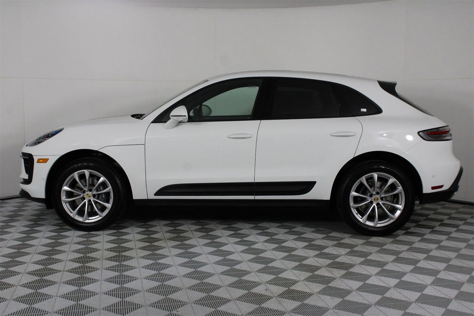 Used 2025 Porsche Macan image 2
