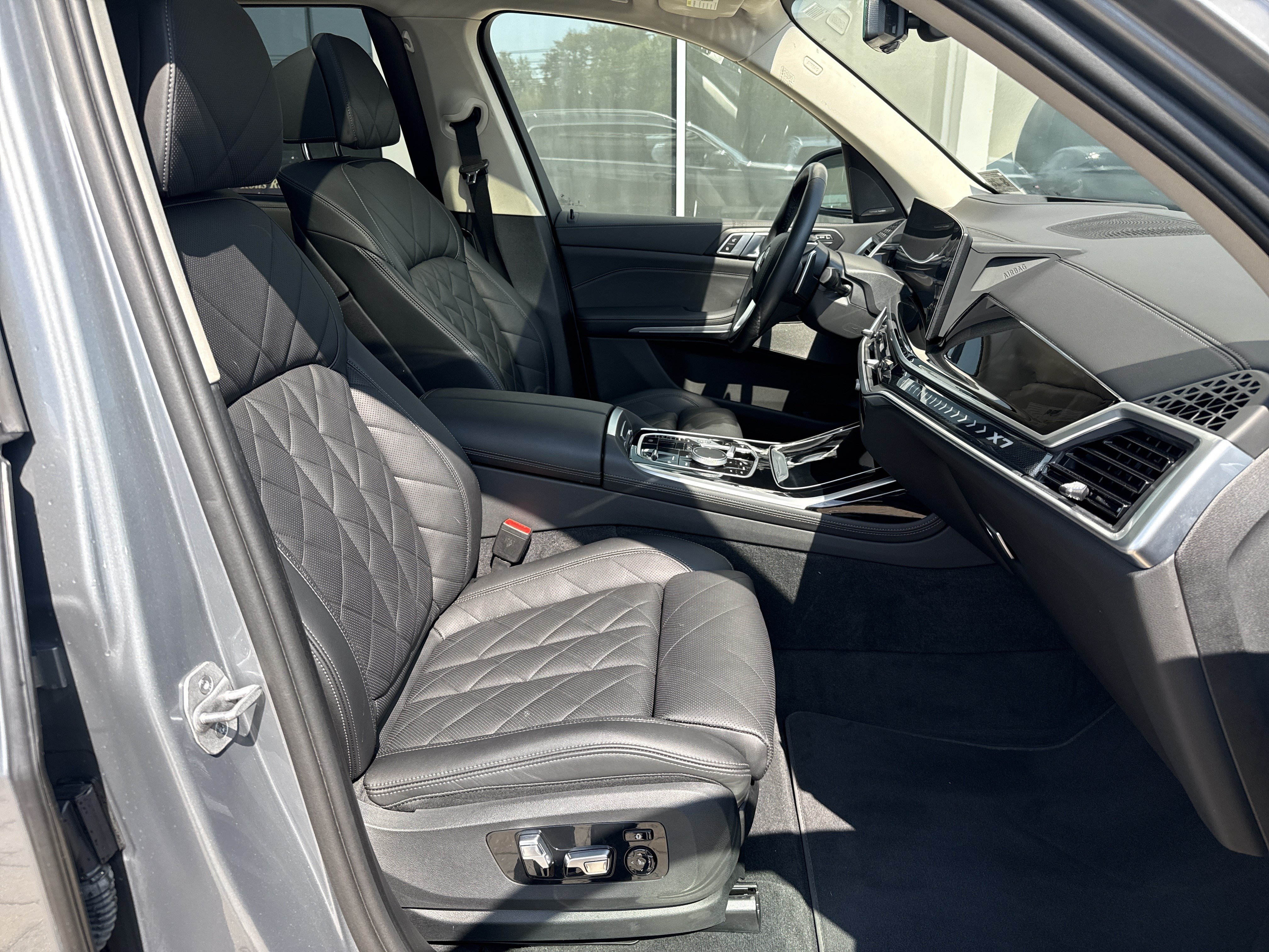 Used 2024 BMW X7 xDrive40i w/ Premium Package AWD/4WD image 2