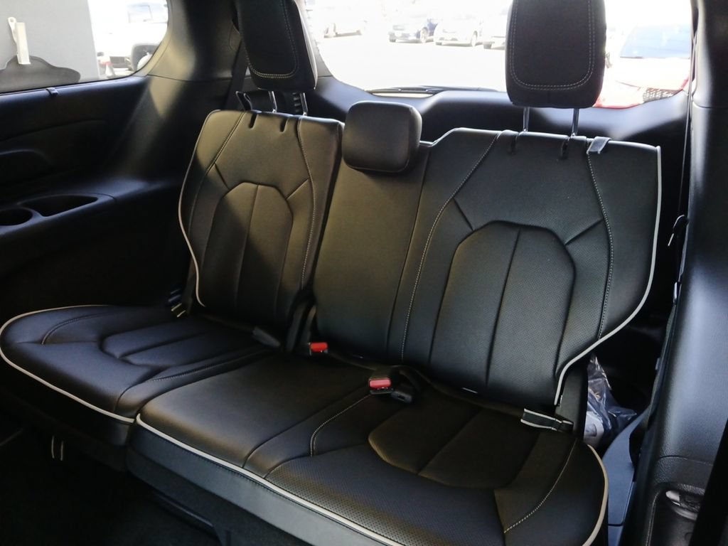 New 2027 Chrysler Pacifica Limited FWD image 5