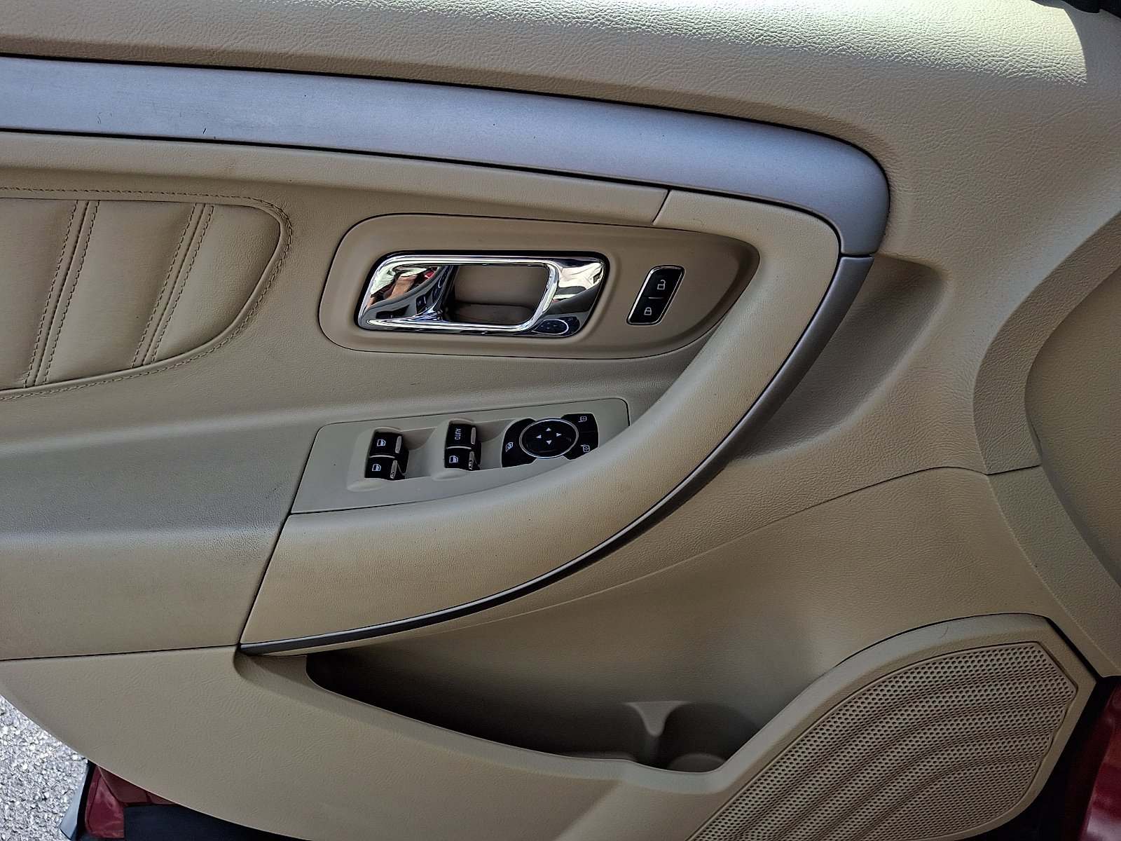 Used 2017 Ford Taurus SEL image 12