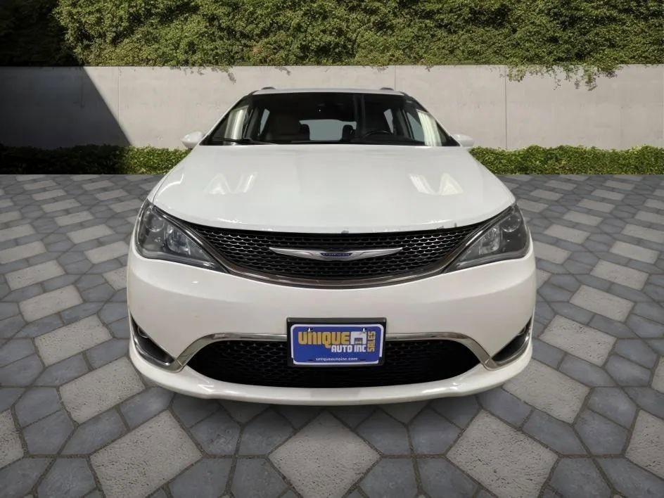 Used 2019 Chrysler Pacifica Touring-L Plus image 2