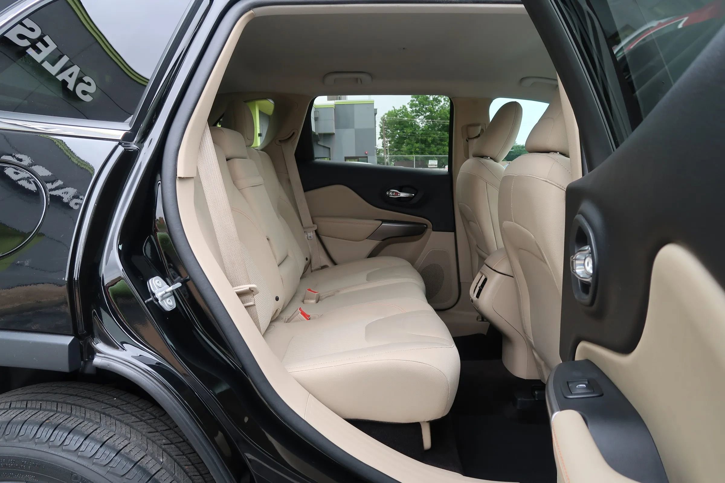 Used 2019 Jeep Cherokee Latitude w/ Popular Appearance Group FWD image 21