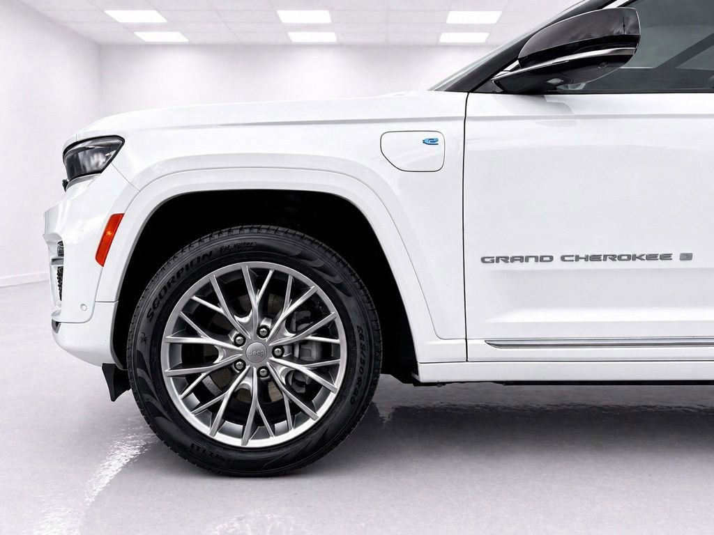 Used 2023 Jeep Grand Cherokee Summit AWD/4WD image 5
