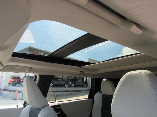 New 2025 Mitsubishi Outlander SE image 15