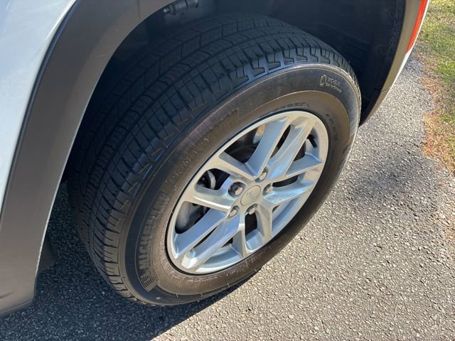 Used 2023 Jeep Grand Cherokee L Laredo w/ Luxury Tech Group I RWD image 16