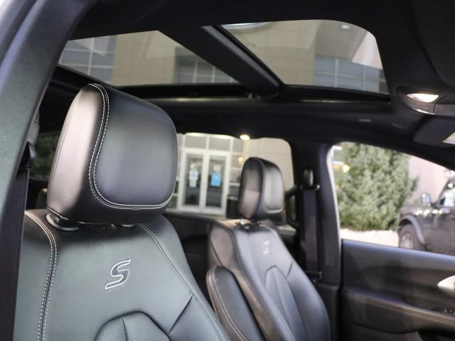 Used 2024 Chrysler Pacifica Touring-L w/ S Appearance Package FWD image 9