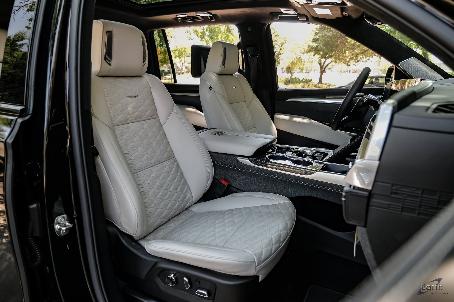 Used 2026 Cadillac Escalade ESV V w/ LPO, ONYX Package AWD/4WD image 52