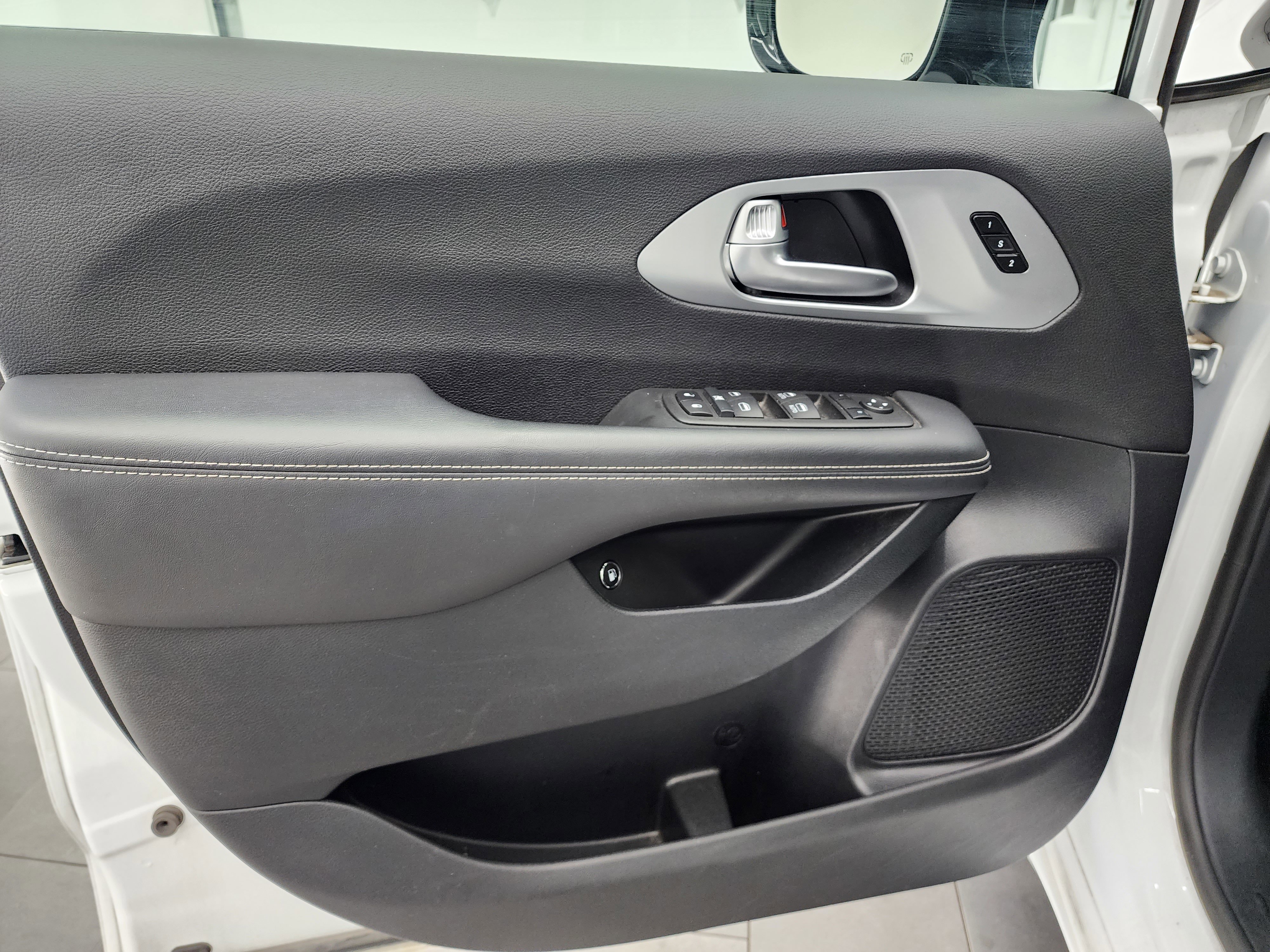 Used 2024 Chrysler Pacifica Limited image 43