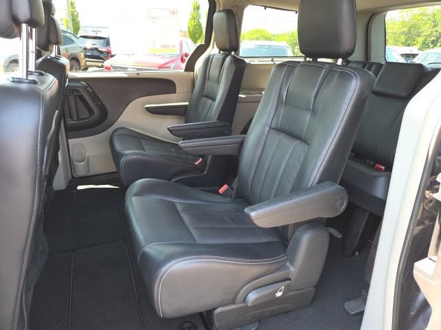 Used 2012 Chrysler Town & Country Touring-L w/ Driver Convenience Group FWD image 11