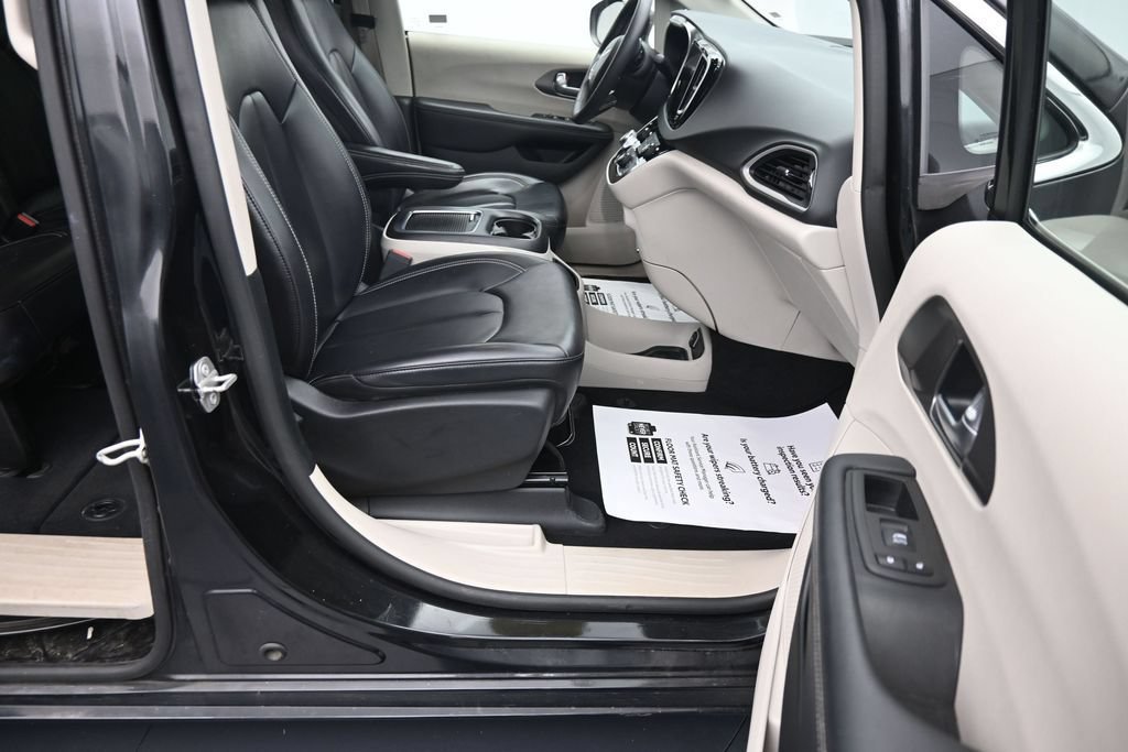 Used 2023 Chrysler Pacifica Touring-L FWD image 13