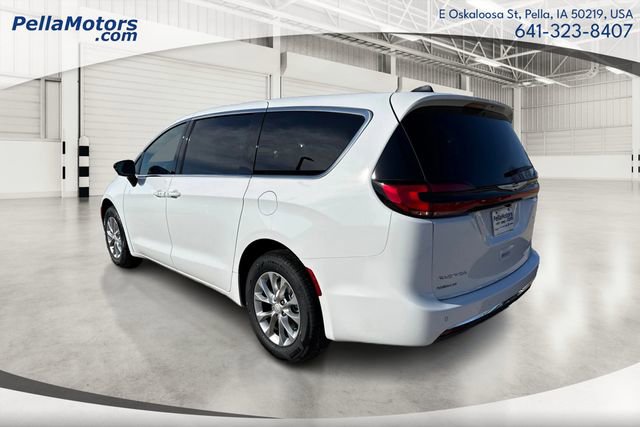 New 2026 Chrysler Pacifica Limited w/ Uconnect Theater Family Group image 5