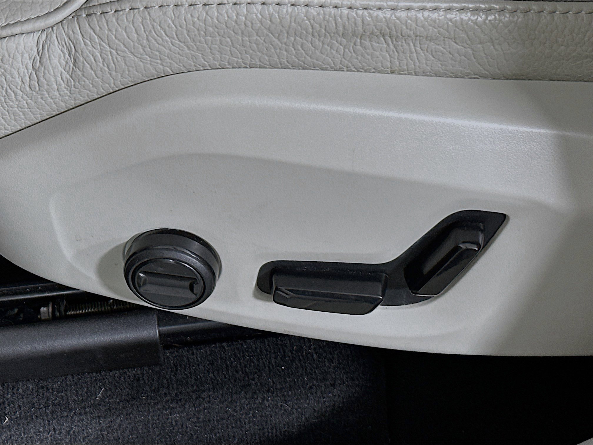 Used 2023 Volvo XC60 B5 Plus w/ Protection Package Premier image 13