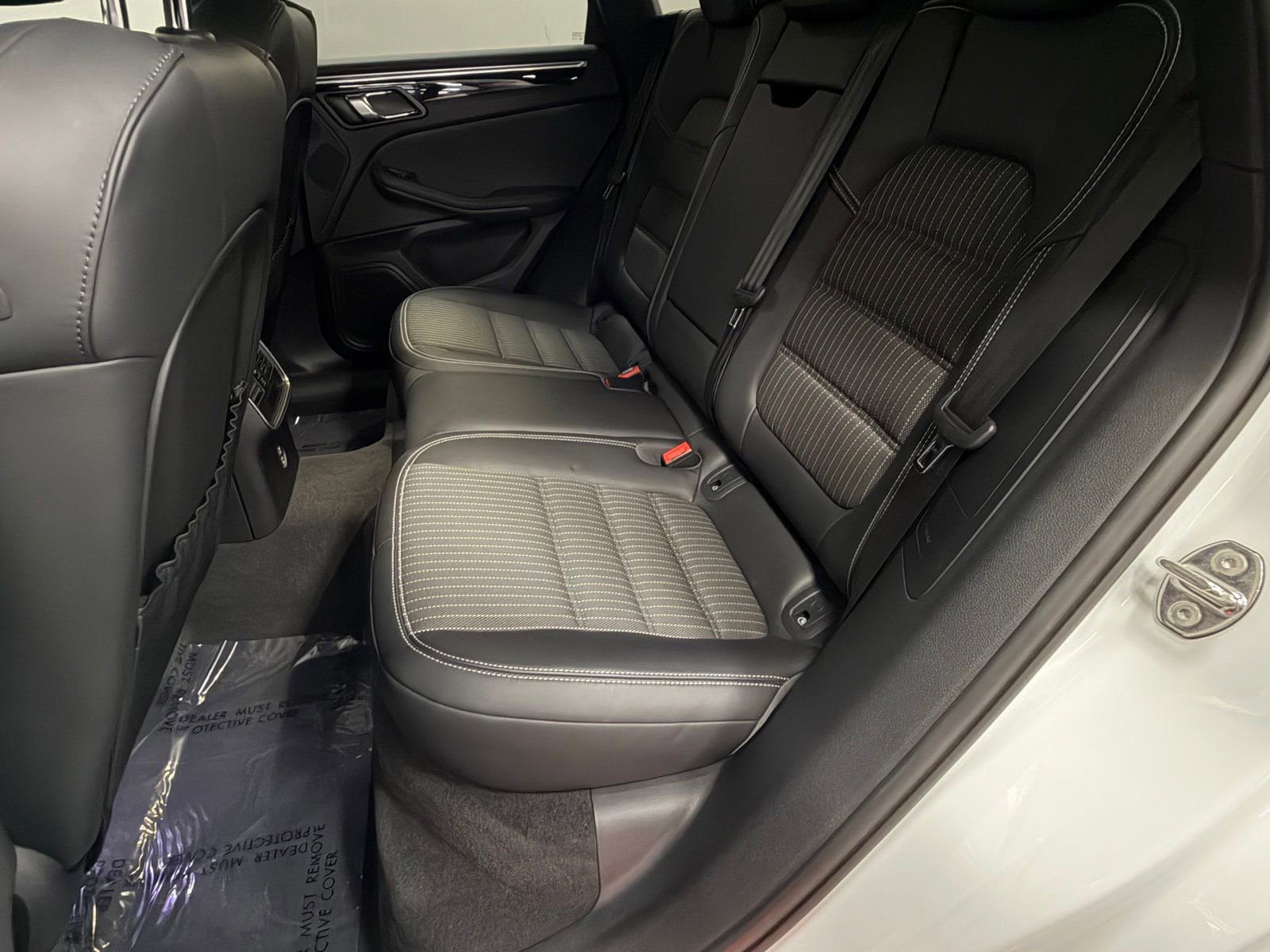 Used 2023 Porsche Macan Turbo image 31