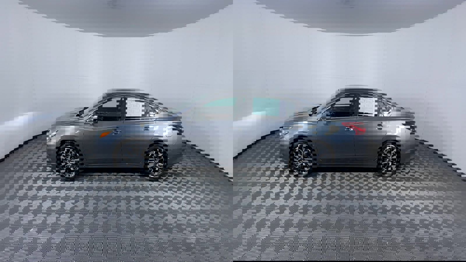 Used 2017 Nissan Altima 2.5 SR w/ LED Appearance Package image 5