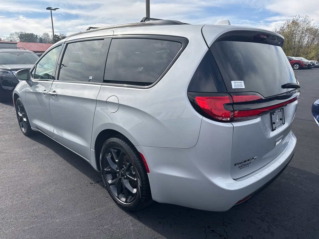 Used 2022 Chrysler Pacifica Touring-L w/ S Appearance Package image 6