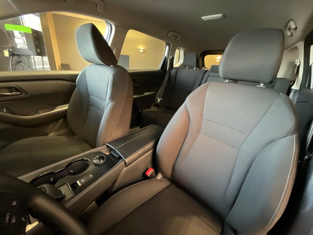 Used 2024 Nissan Rogue S image 10