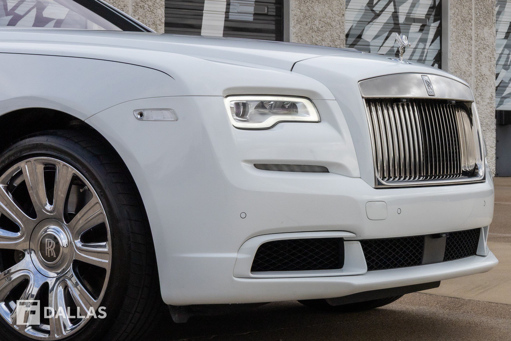 Used 2019 Rolls-Royce Dawn RWD image 3