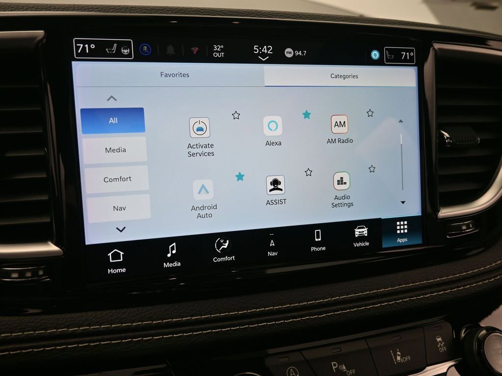 Used 2025 Chrysler Pacifica Limited image 32