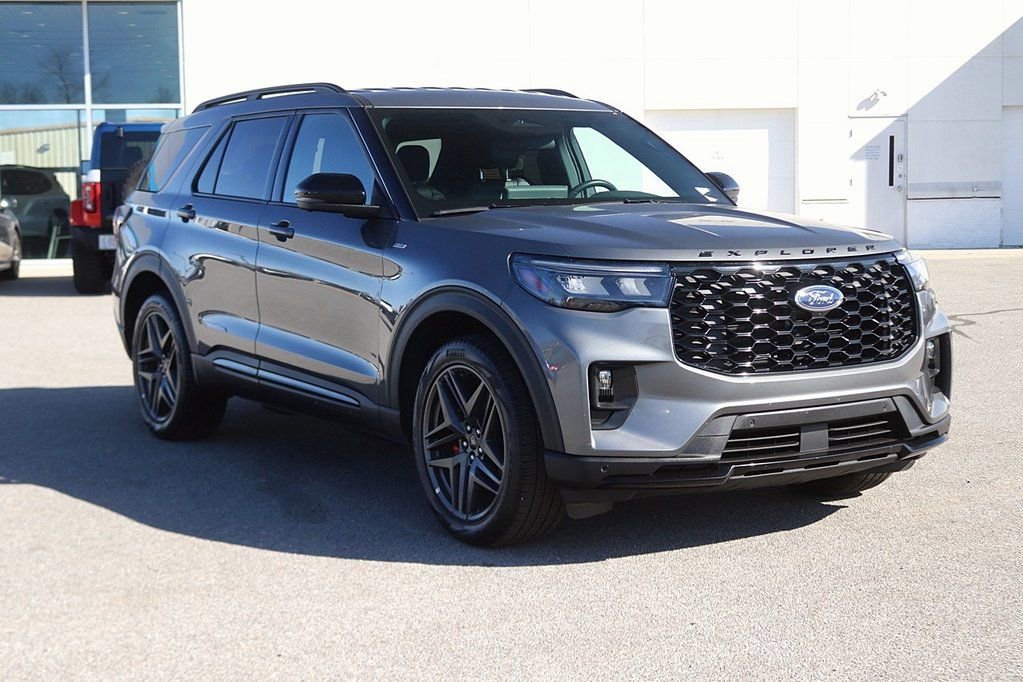 Used 2025 Ford Explorer ST-Line w/ ST-Line Street Pack AWD/4WD image 3