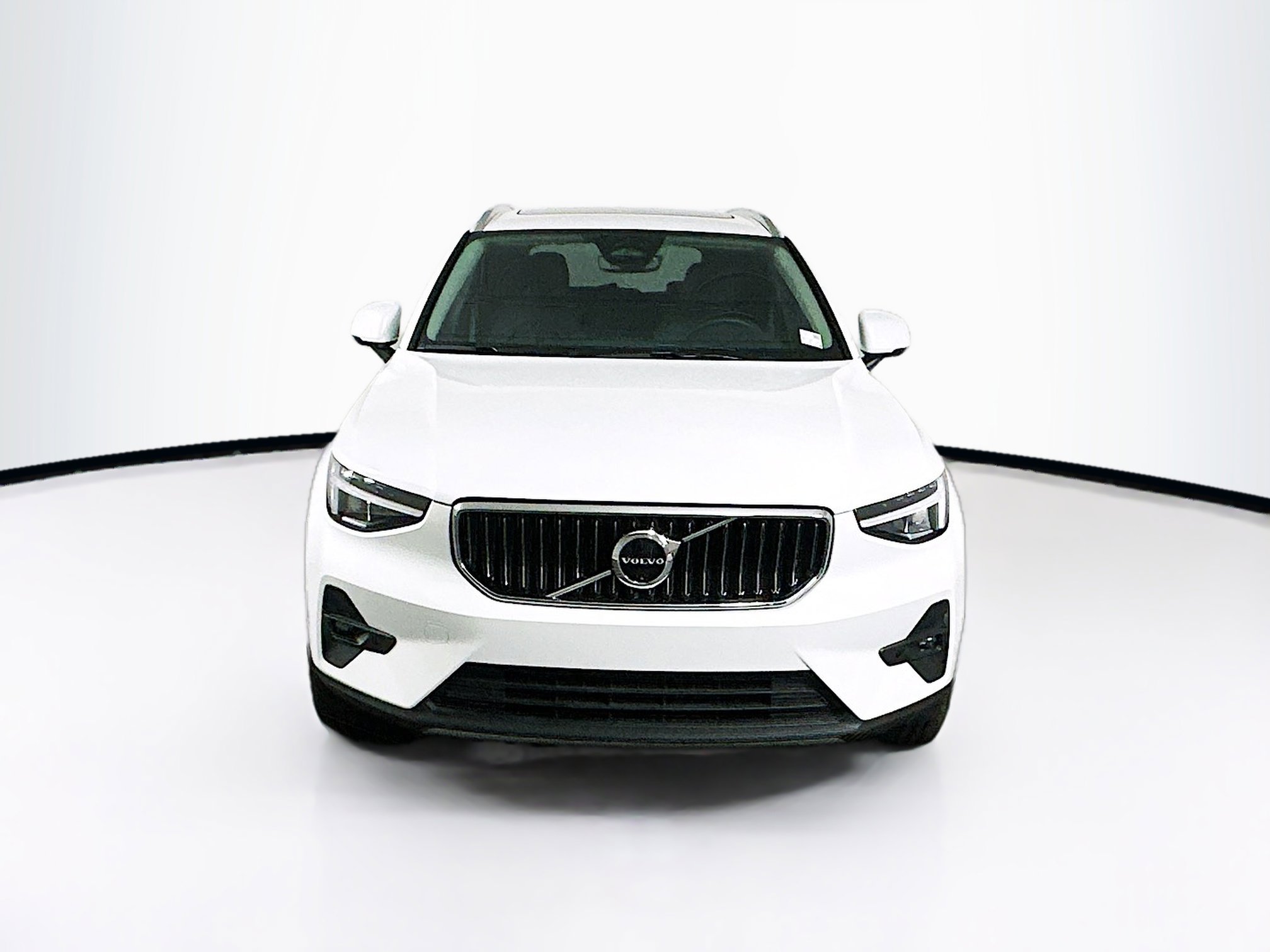 Used 2025 Volvo XC40 B5 Plus image 2