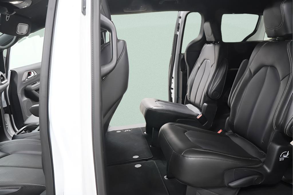 Used 2026 Chrysler Pacifica Select image 23