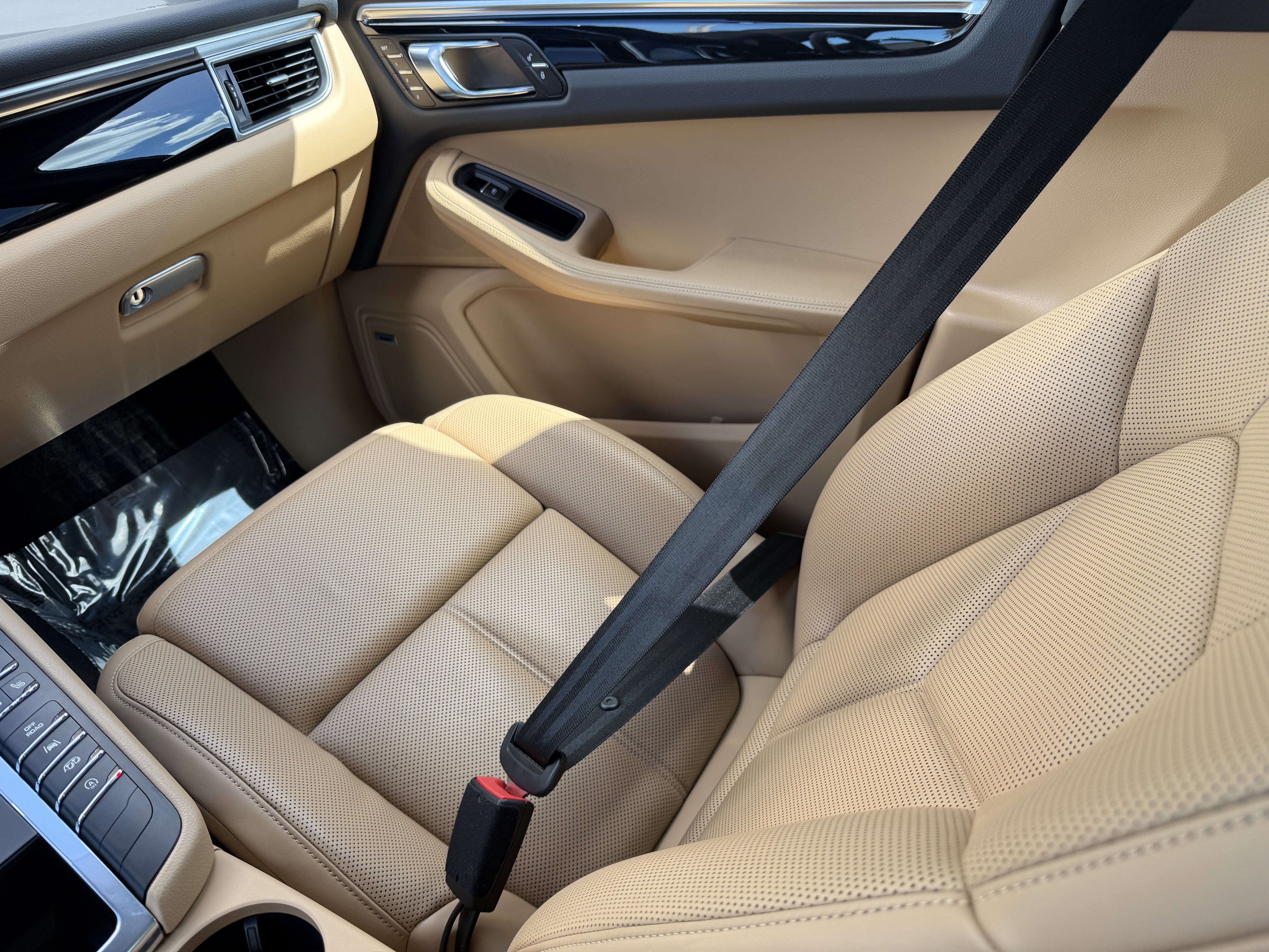 Certified 2018 Porsche Macan Sport Edition image 21