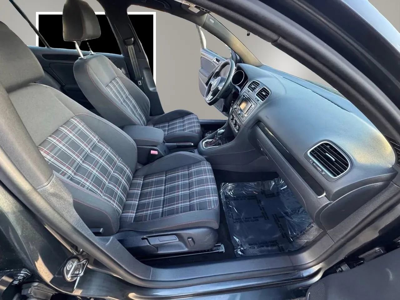 Used 2011 Volkswagen Golf 4-Door image 16