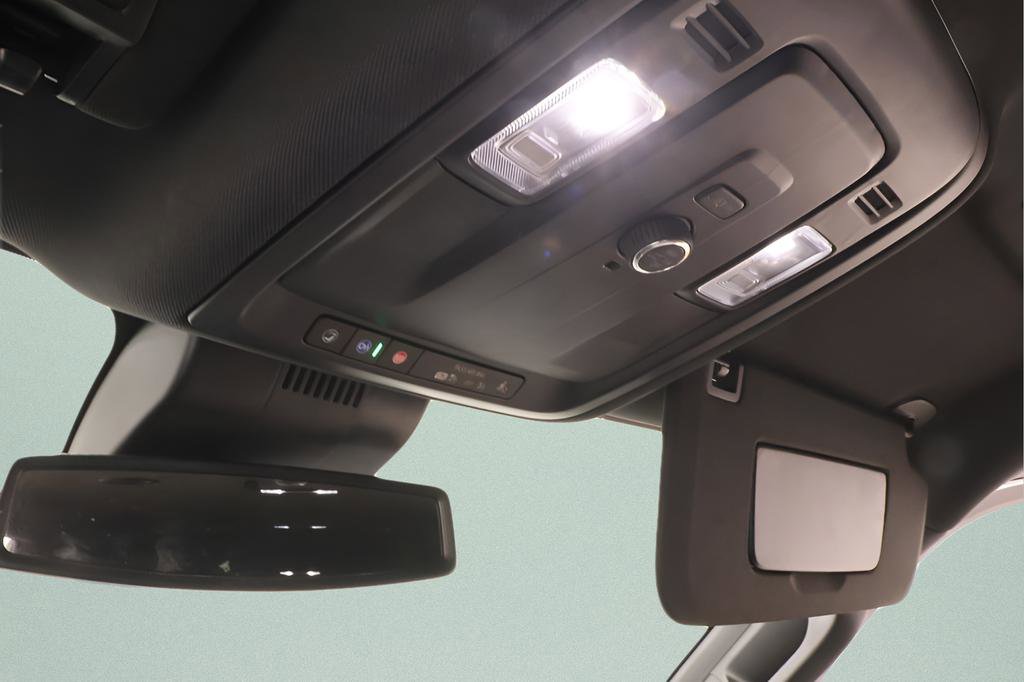 Used 2025 Chevrolet Suburban Z71 image 17