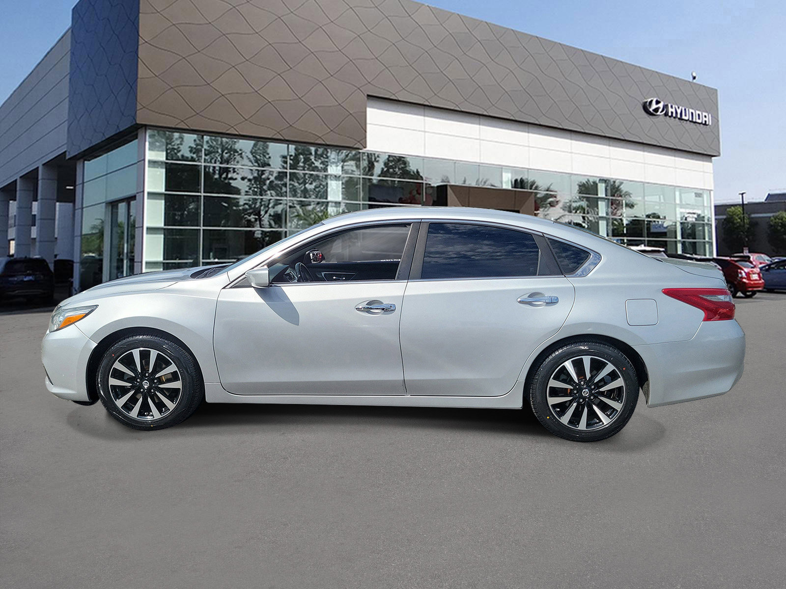 Used 2018 Nissan Altima 2.5 SV image 3