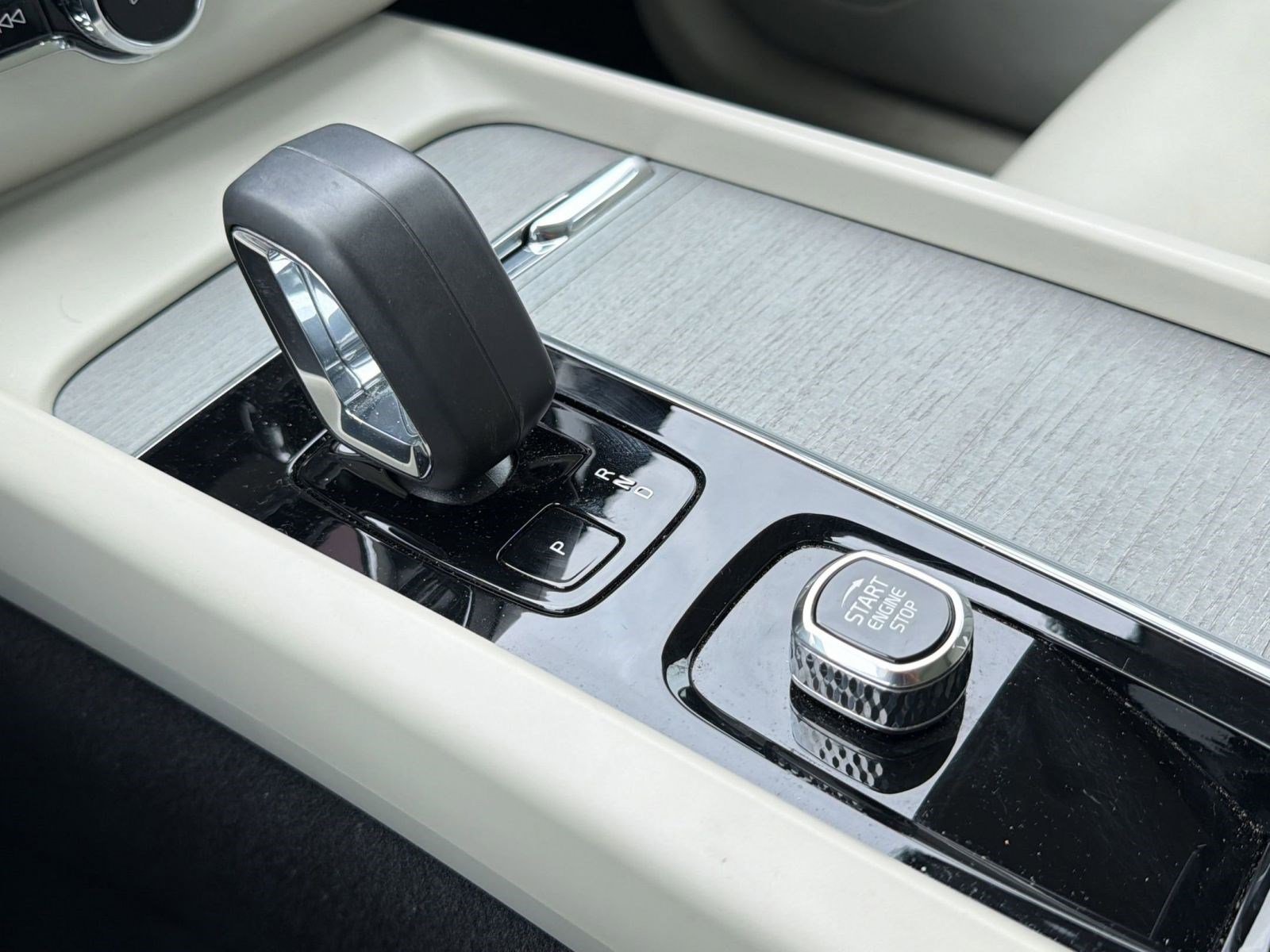 Certified 2024 Volvo XC60 B5 Plus w/ Climate Package image 19