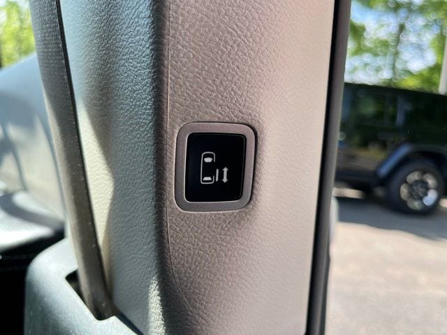 Used 2023 Chrysler Pacifica Touring-L FWD image 26