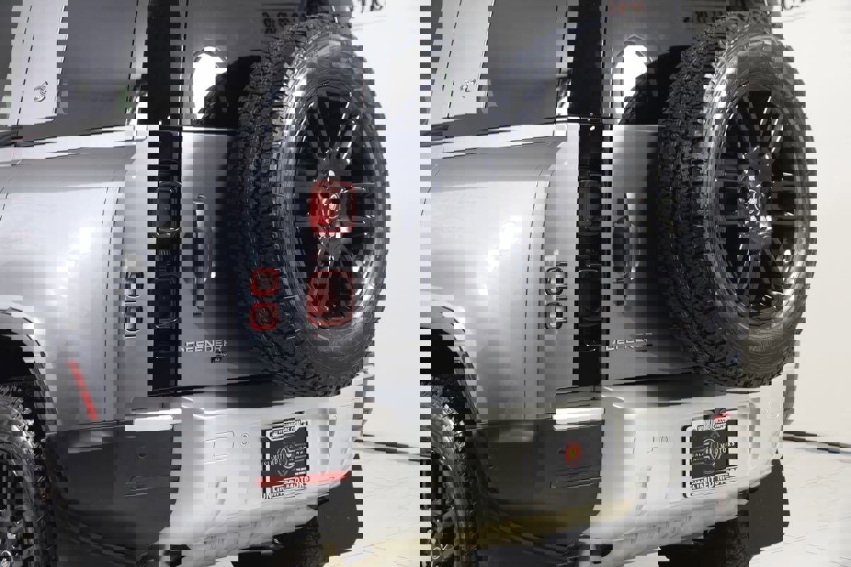 Used 2023 Land Rover Defender 110 SE image 25