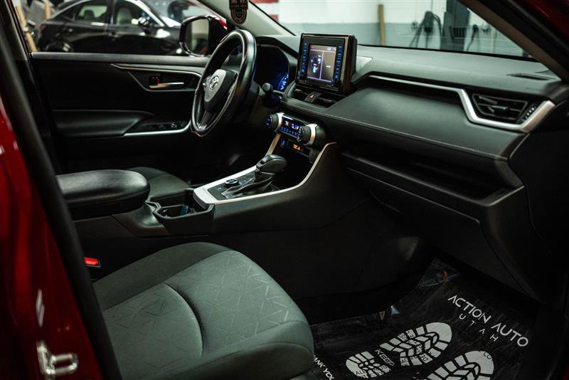 Used 2021 Toyota RAV4 XLE w/ Carpet Mat Package (TMS) image 13