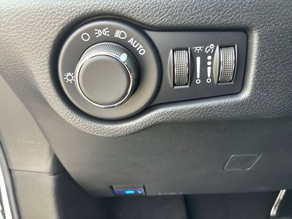 New 2027 Chrysler Pacifica Select AWD/4WD image 18