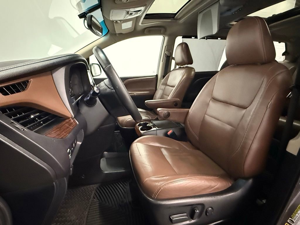 Used 2015 Toyota Sienna Limited image 13