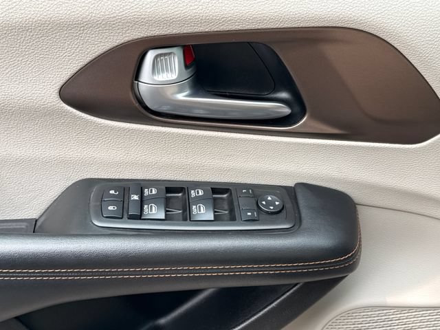 Used 2017 Chrysler Pacifica Touring-L Plus w/ Tire & Wheel Group FWD image 21