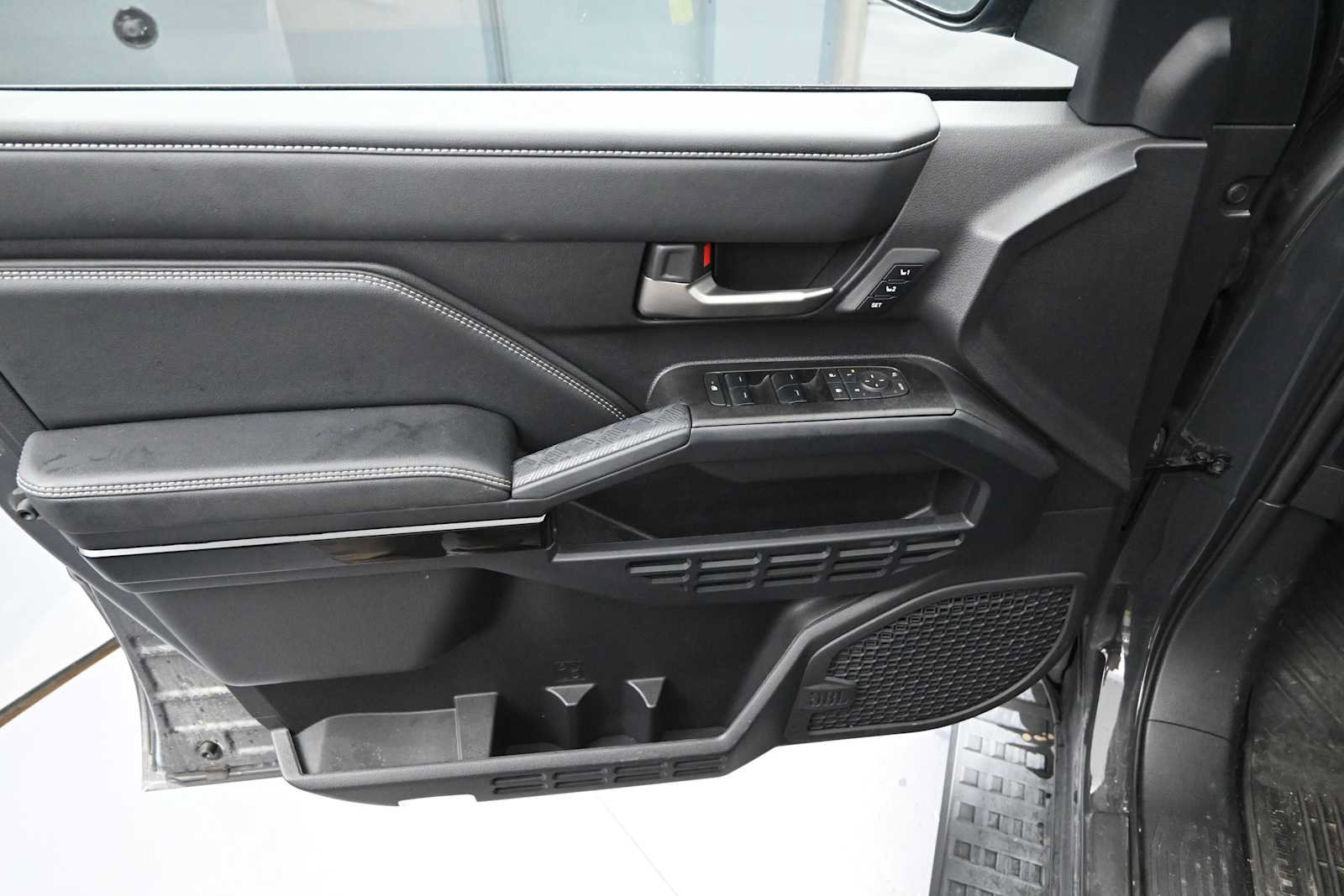 Used 2025 Toyota 4Runner Limited AWD/4WD image 12