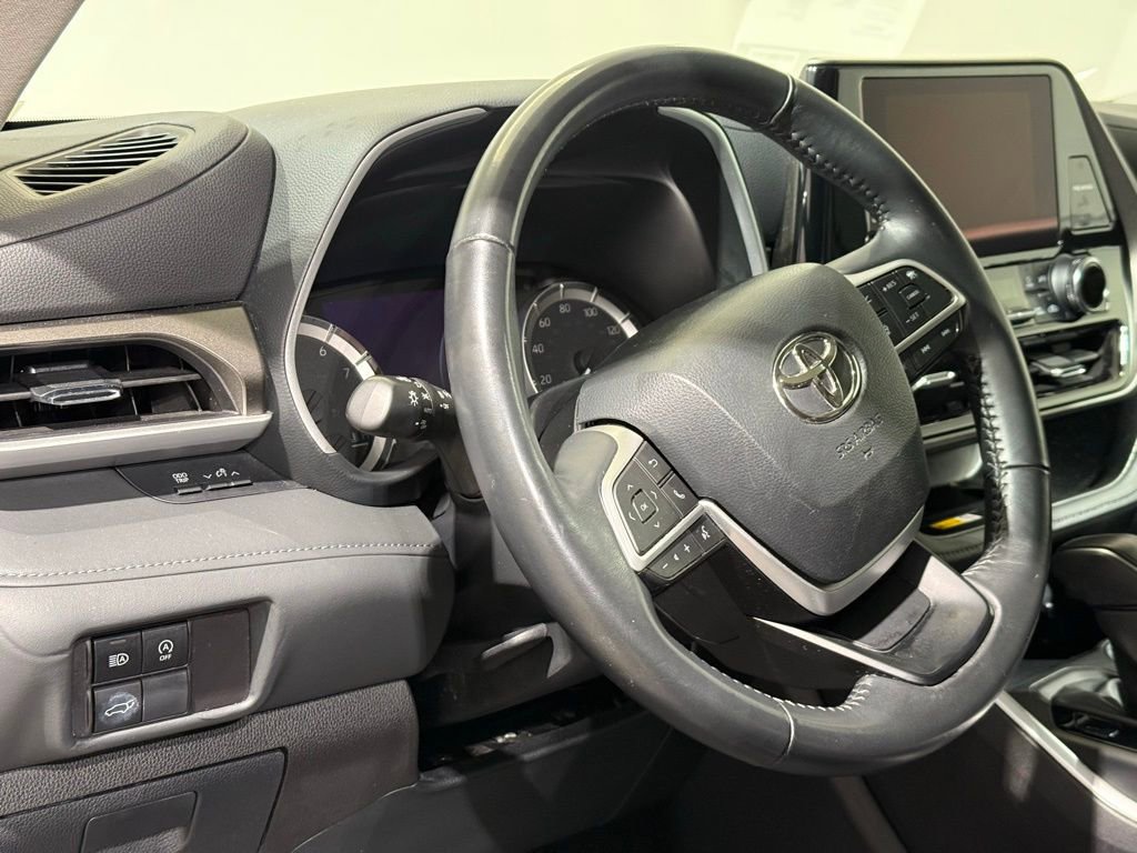 Certified 2024 Toyota Highlander XLE image 17