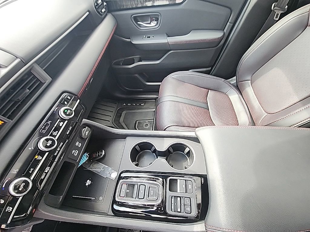 Certified 2025 Honda Pilot Black Edition image 24
