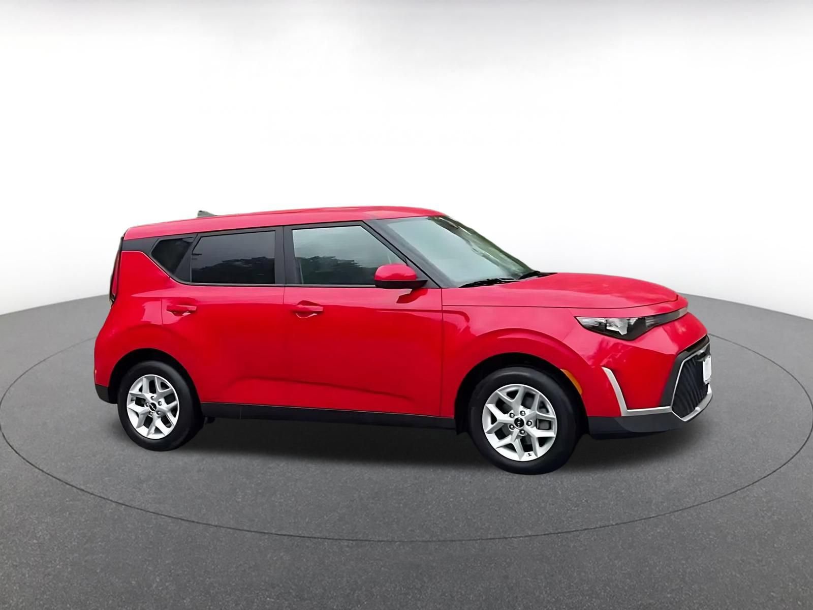 Used 2025 Kia Soul LX w/ LX Technology Package FWD image 2