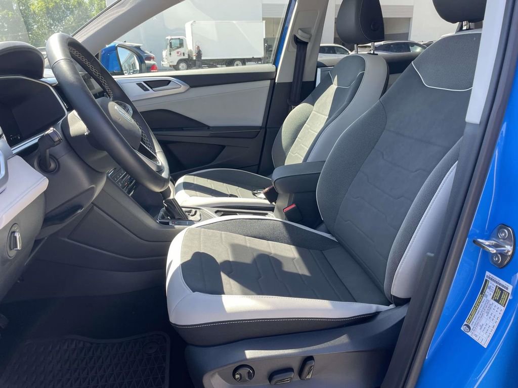 Used 2025 Volkswagen Taos SE FWD image 13
