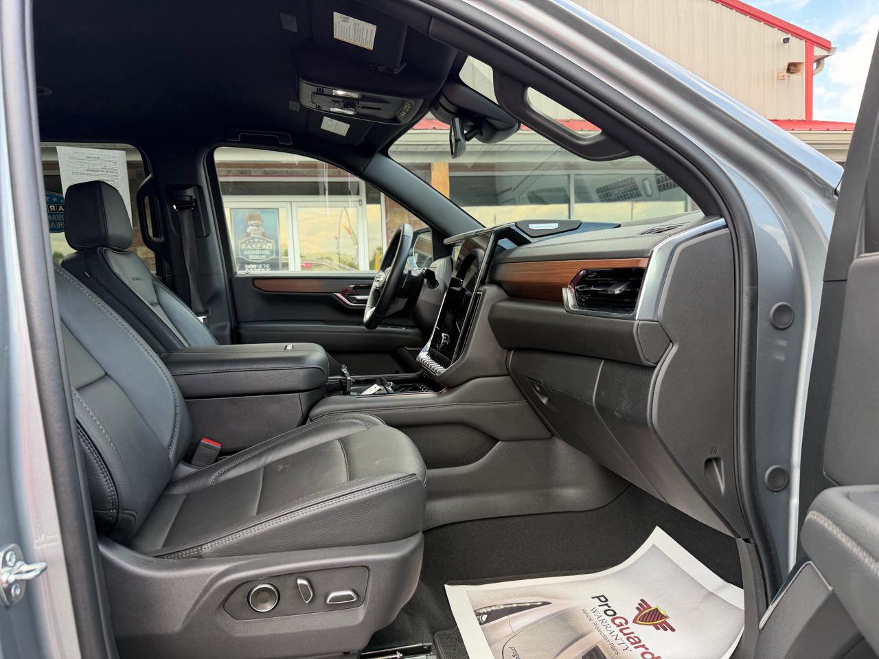 Used 2025 GMC Yukon XL Denali AWD/4WD image 28